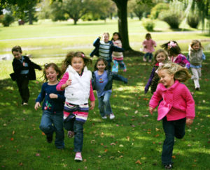 Dzieci biegną przez park