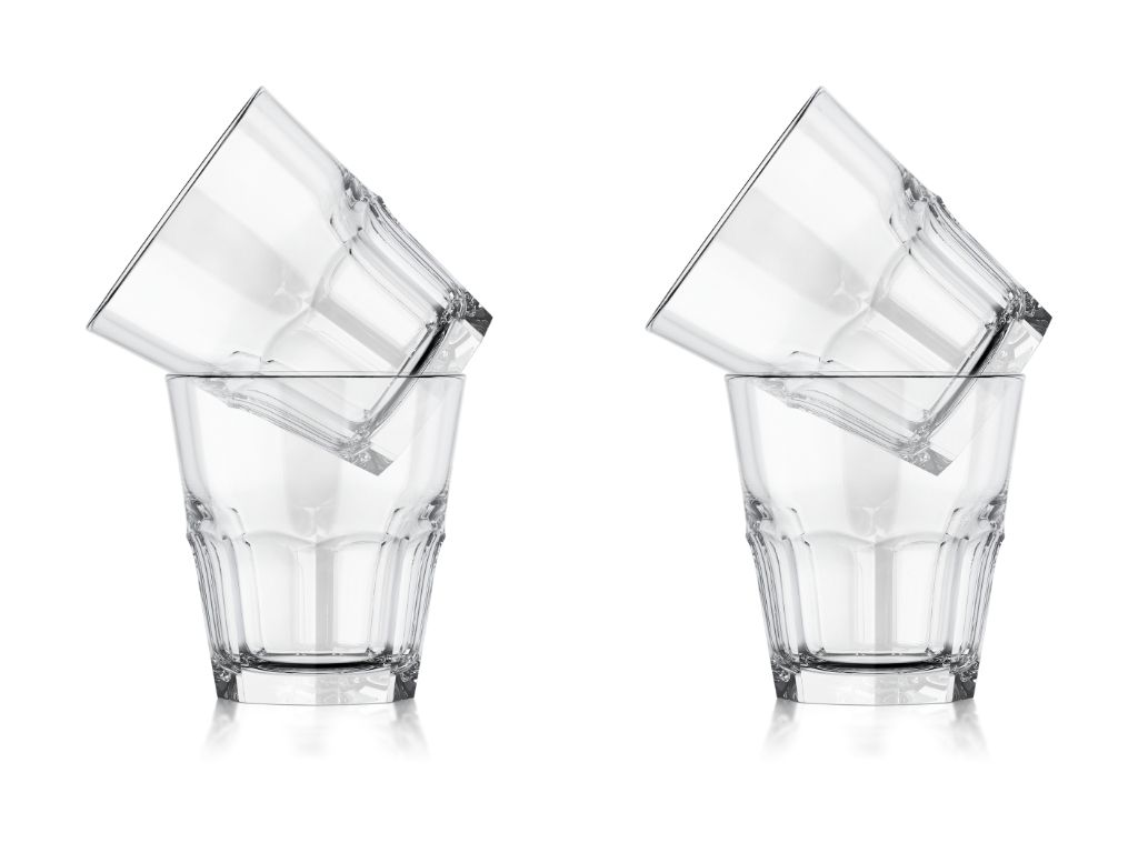 cztery puste szklanki z wodą