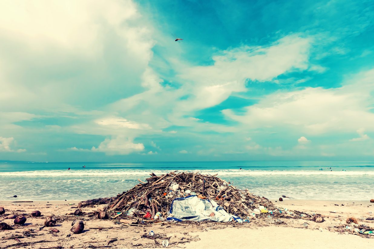 Stos śmieci na plaży, zanieczyszczenie środowiska
