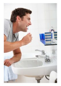 karta pracy "oszczędzanie wody" - mężczyzna czyści zęby, ale kran nie jest zakręcony