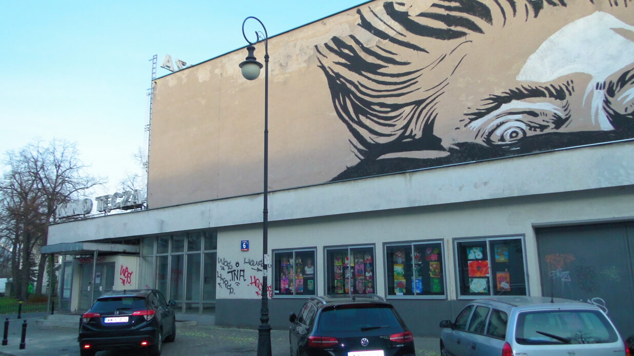 Budynek dawnego kina tęcza przy ul. Suzina w Dzielnicy Żoliborz
