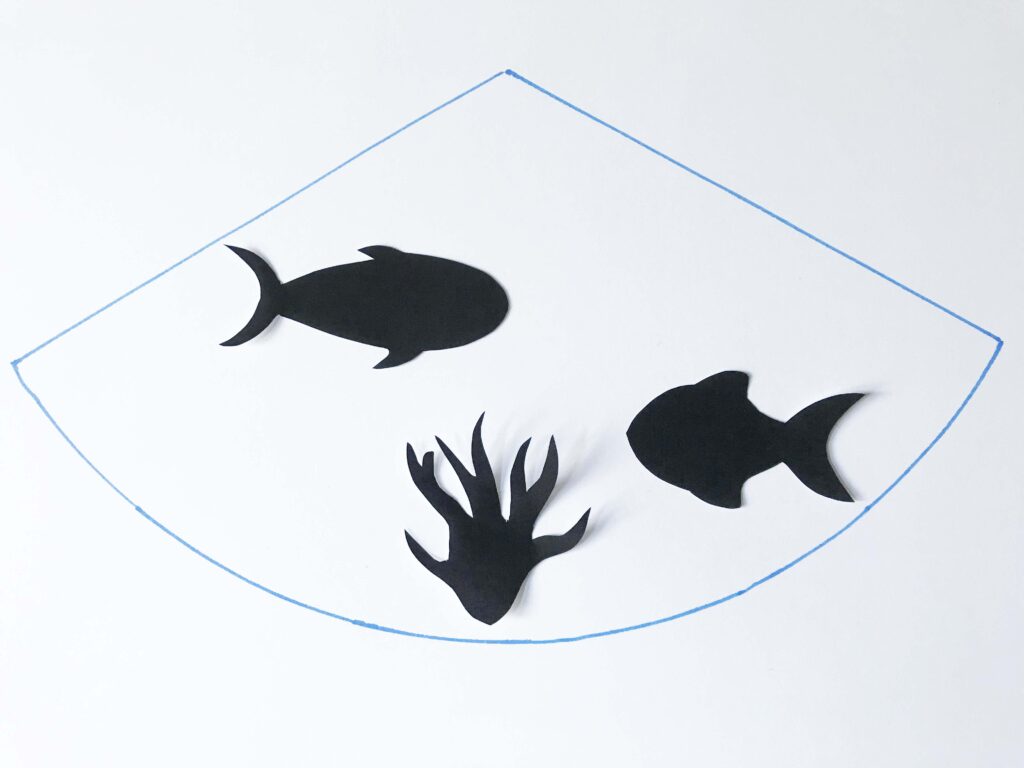 Kartka papieru i papierowe rybki