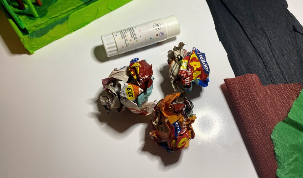 habitat_krok4 skały ze zgniecionego papieru