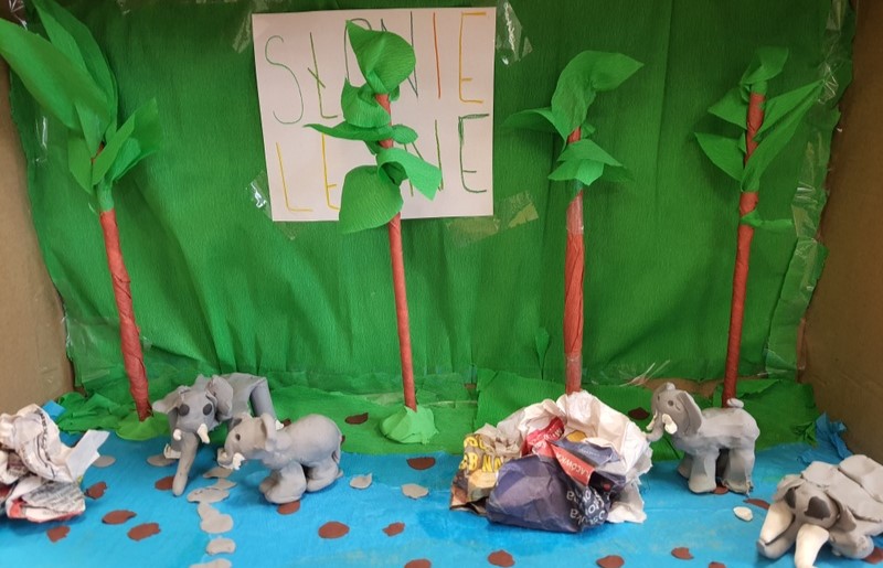 praca plastyczna przedstawiająca środowisko naturalne słoni z bibuły