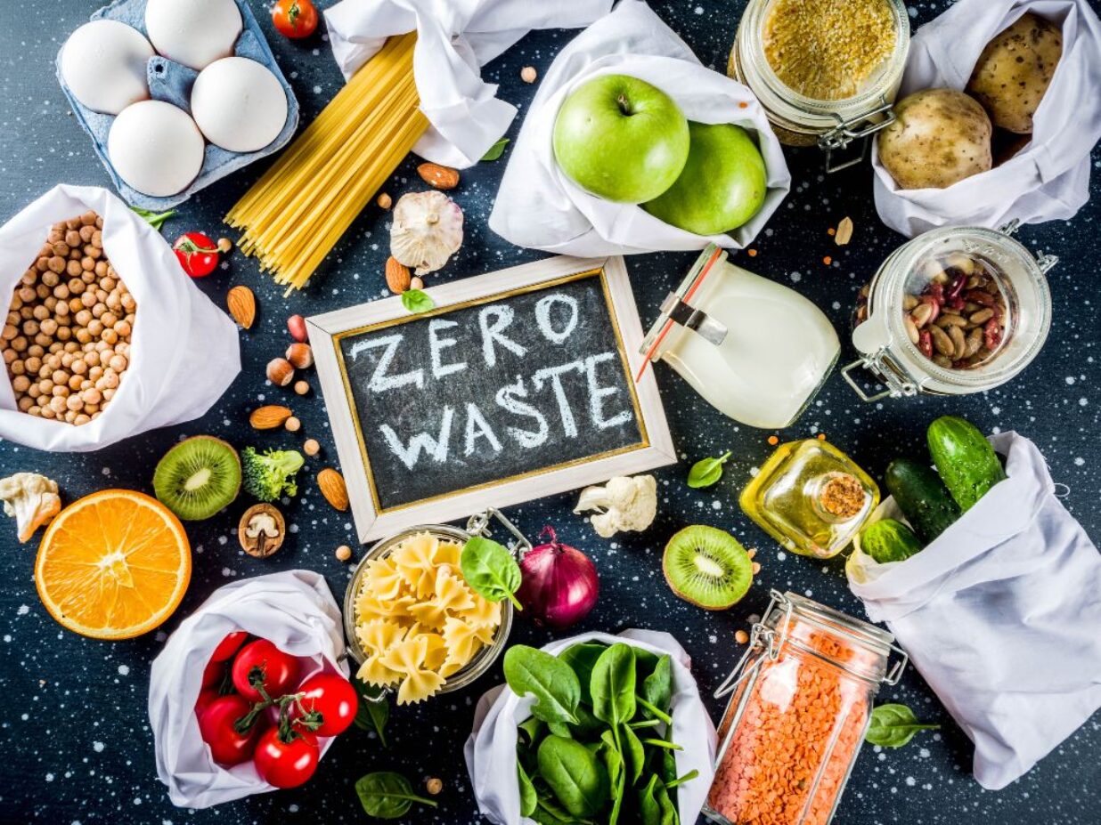 jedzenie w torebkach, na środku tabliczka z napisem zero waste
