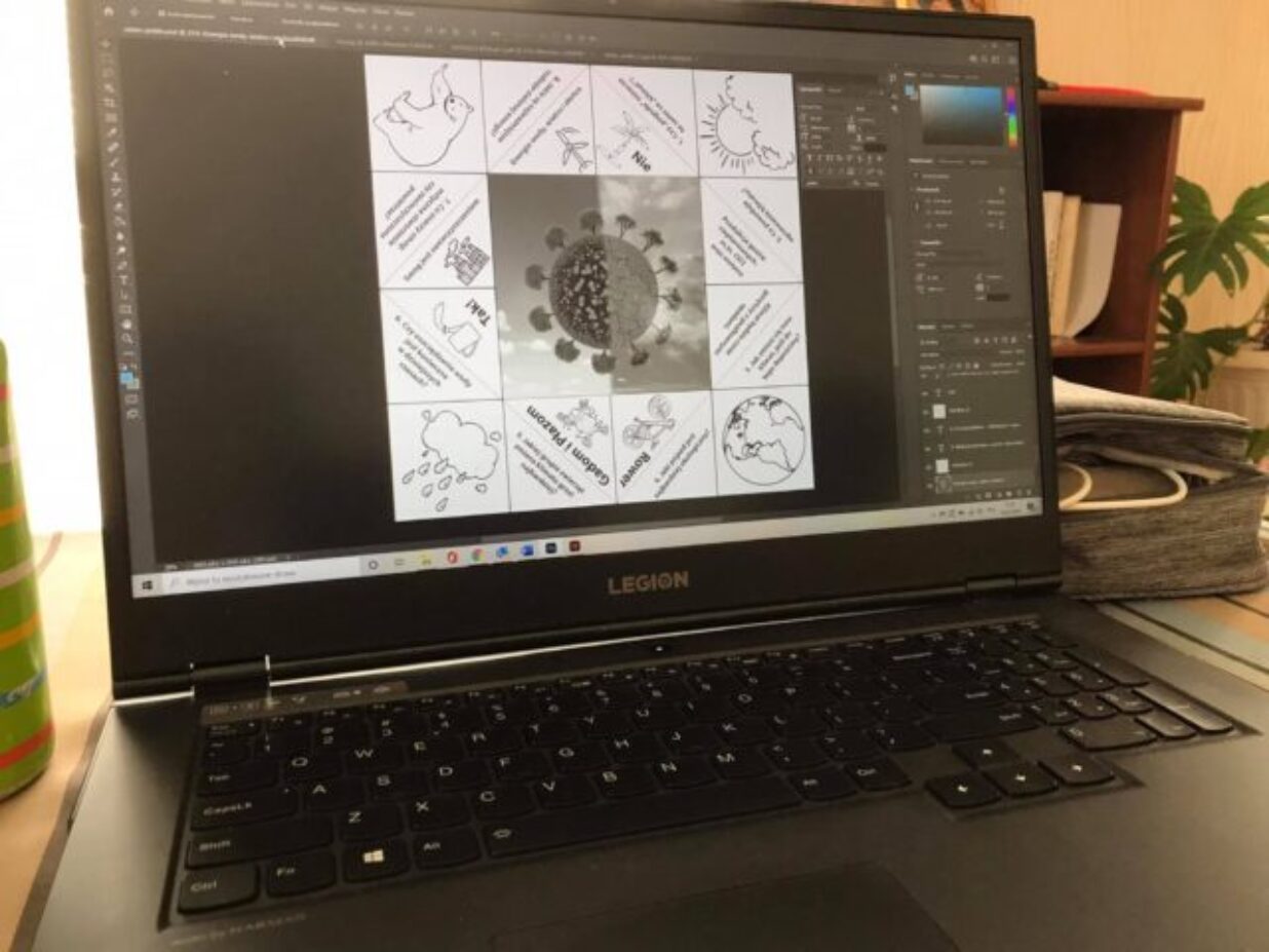 Laptop na którym wyświetla się plansza z grą dla dzieci
