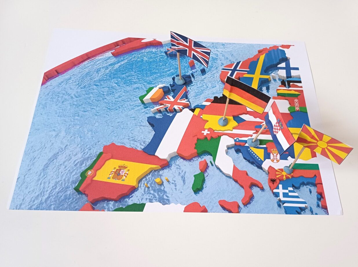 plansza z mapą europy, widoczne kraje wraz z narodowymi flagami