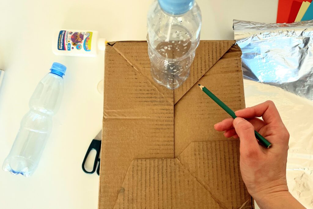 Skrzynia świetlna_krok 1 Obrysowywanie dna butelki na kartonie