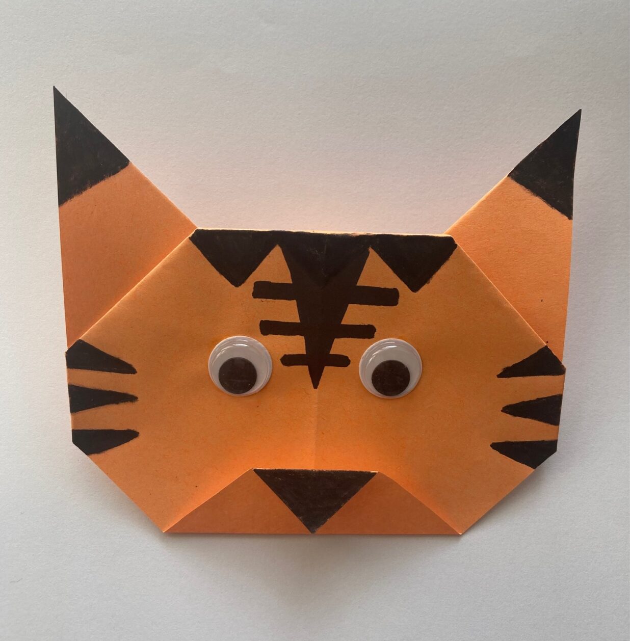 Obraz przedstawia głowę tygrysa, w formie origami