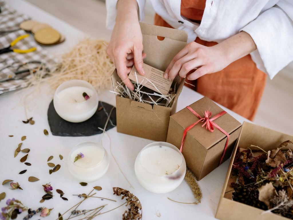DBU główne zdjęcia (2) dziewczyna pakuje pudełka handmade